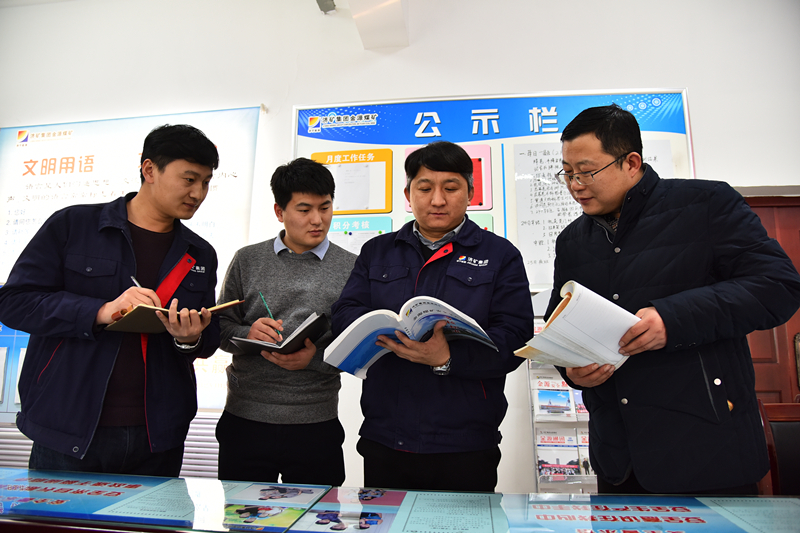 周坤带领区队管理人员学习标准化规程