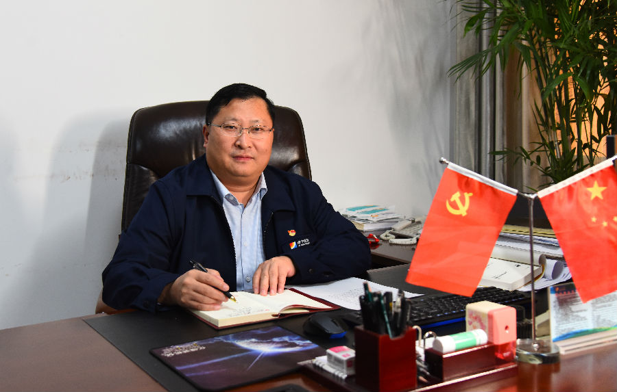 金源煤矿党委书记、矿长徐兴奎工作照_副本.jpg